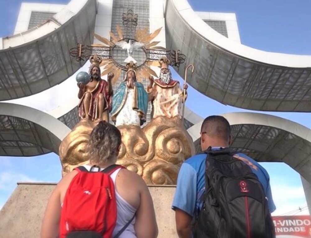 Festa De Trindade Romeiros Come Am A Chegar No Santu Rio Bas Lica Do