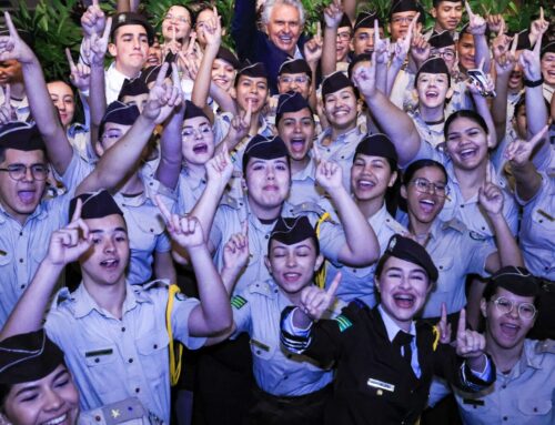 Goiás entrega 75 mil cartões do Bolsa Uniforme a estudantes de colégios militares