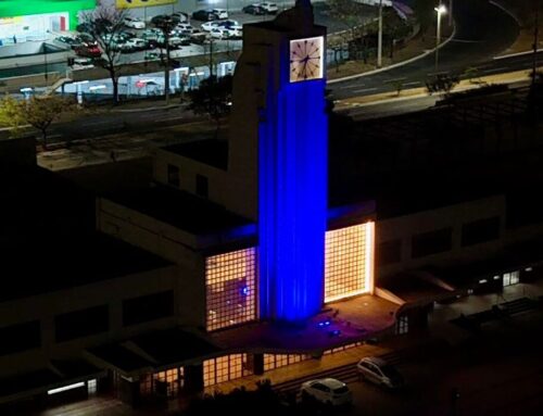 Estação Ferroviária se ilumina de azul pelo Dia das Ataxias