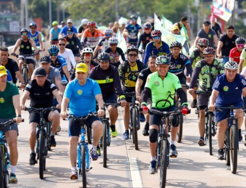 Caiado e Mabel fazem passeio ciclístico por parques de Goiânia