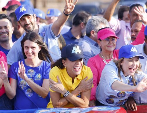 Gracinha pede apoio a Erizania Freitas durante carreata em Anápolis