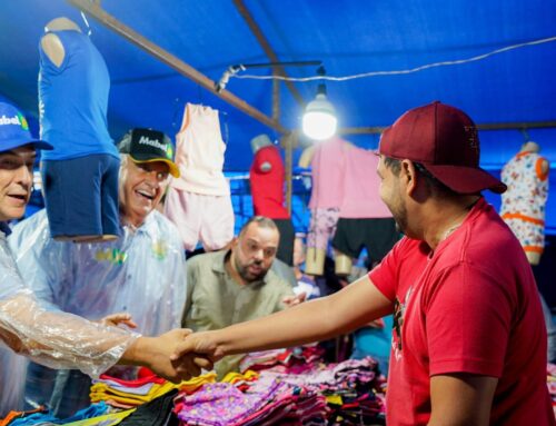 Sob chuva, Caiado e Mabel dedicam manhã de domingo à campanha na Feira Hippie