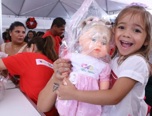 Caiado e Gracinha entregam mais de 20 mil brinquedos em mega festa no Goiânia Arena